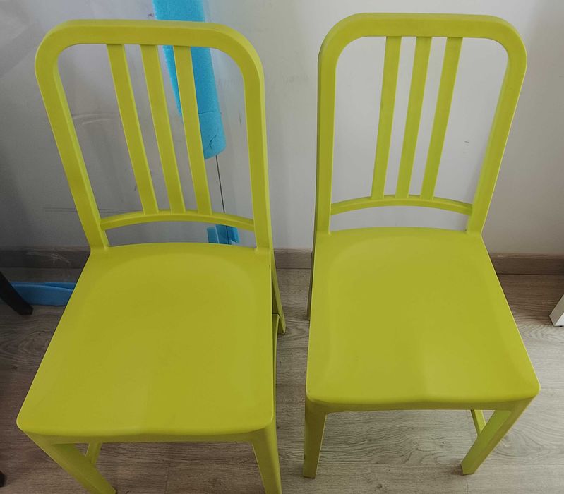 Cadeiras Brancas e Verdes