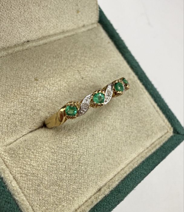 Złoty pierścionek z szmaragdami 0,16ct i diamentami 0,01ct
