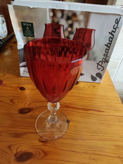 Taças de vidro vermelho