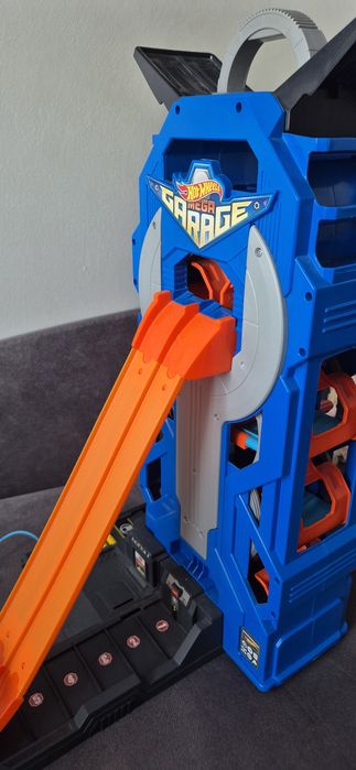 Mega Garage Hot Wheels