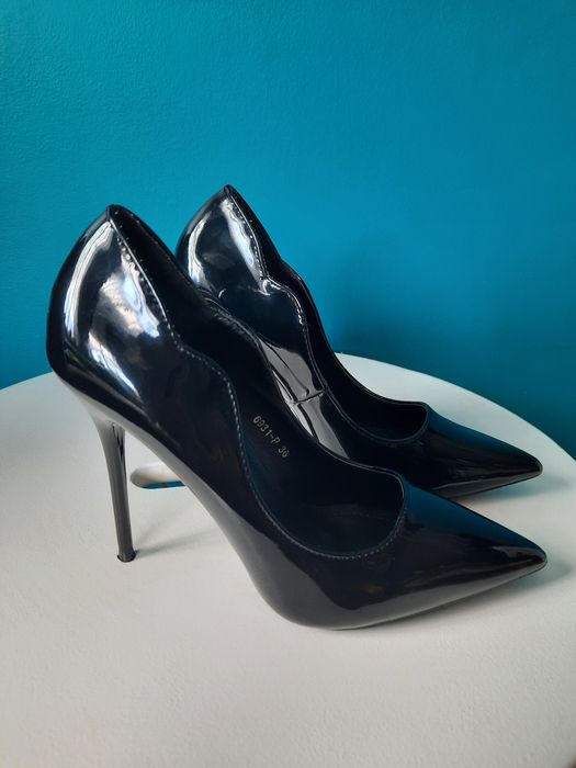 Czarne lakierowane szpilki