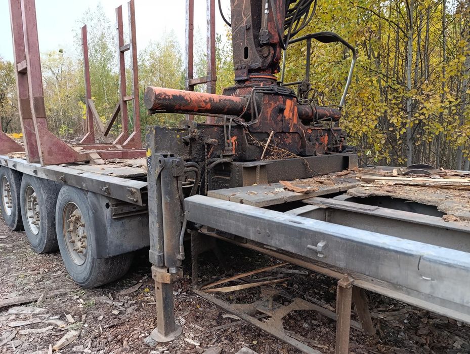Лісовоз з маніпулятором (напівпричеп).