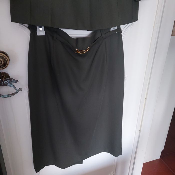 Fato de senhora  em tom de verde azeitona