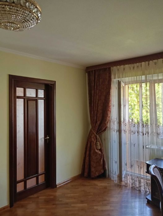 Продаж 3-кімнатної, центр, цегла