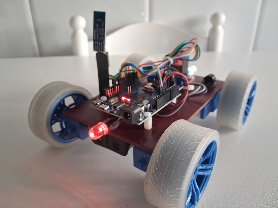 Carro Robot Arduino controlado por Bluetooth c/ luzes.