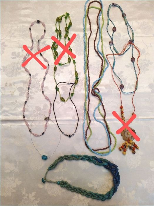 Vários colares de missangas/contas