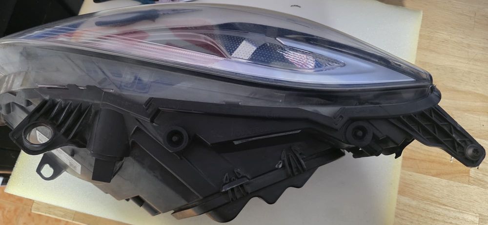 Farol/Óptica Volvo V40 D2 lado direito em bom estado