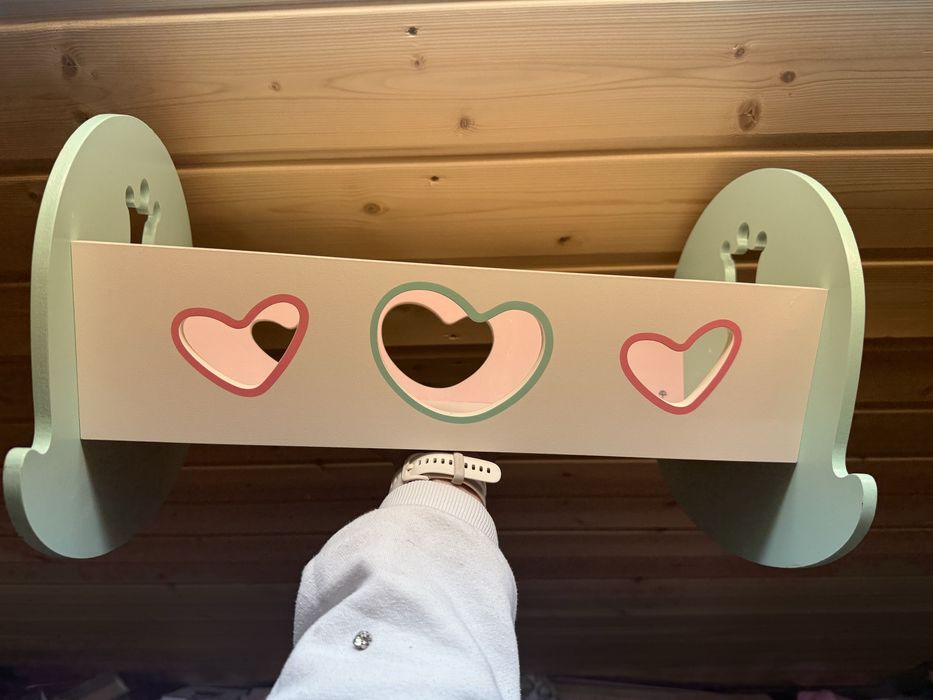 Drewniana kolyska dla lalek