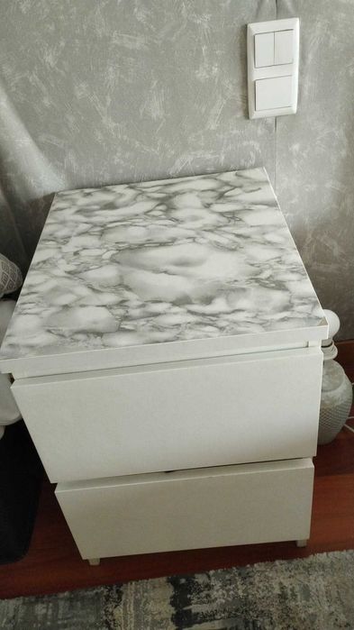 Cama de casal com duas mesas de cabeceira