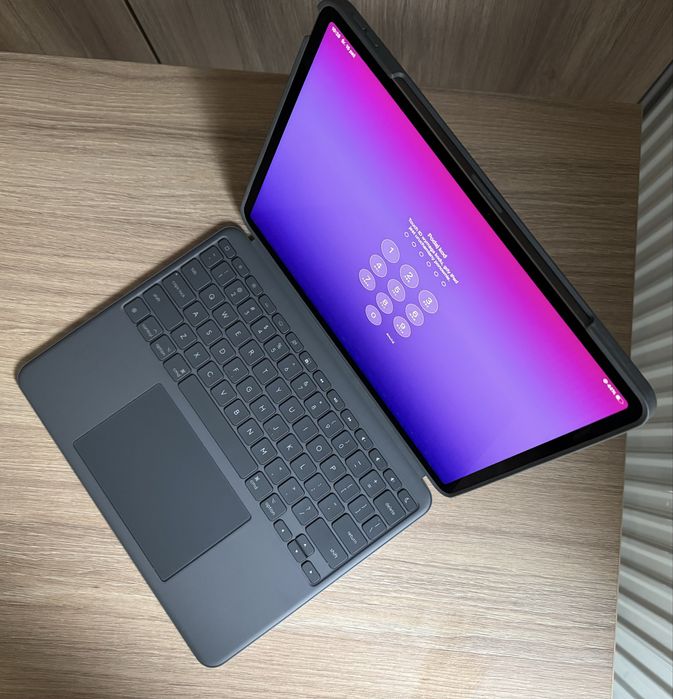 iPad Air 13 cali M2 128 GB + etui i klawiatura Logitech Combo Touch