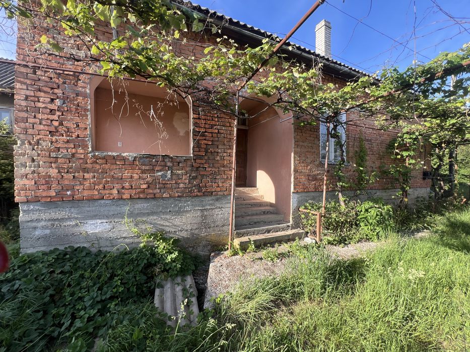 Продаж цегляного будинку