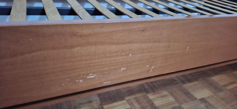 Cama individual em madeira com cama extra/gaveta incluída.