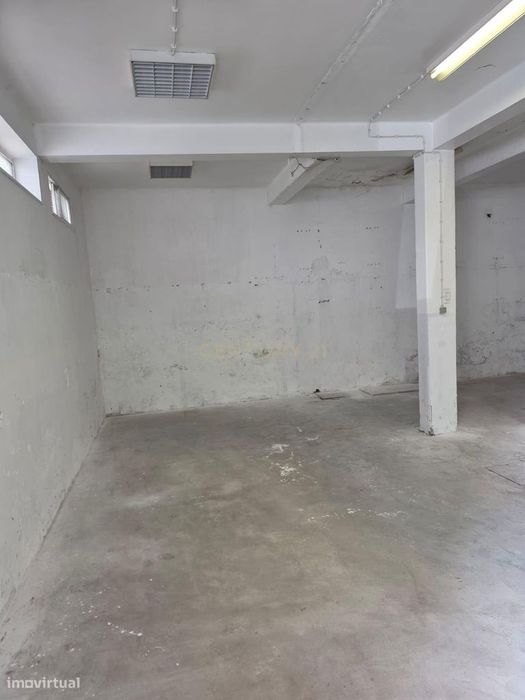 Armazém em localização premium em Linda a Velha para Venda