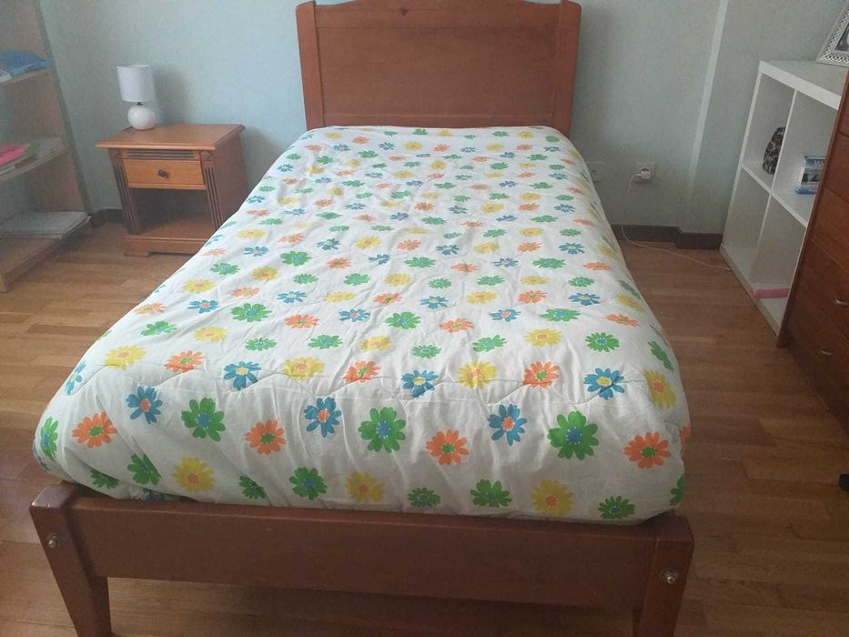 Cama de solteiro - Bom estado.