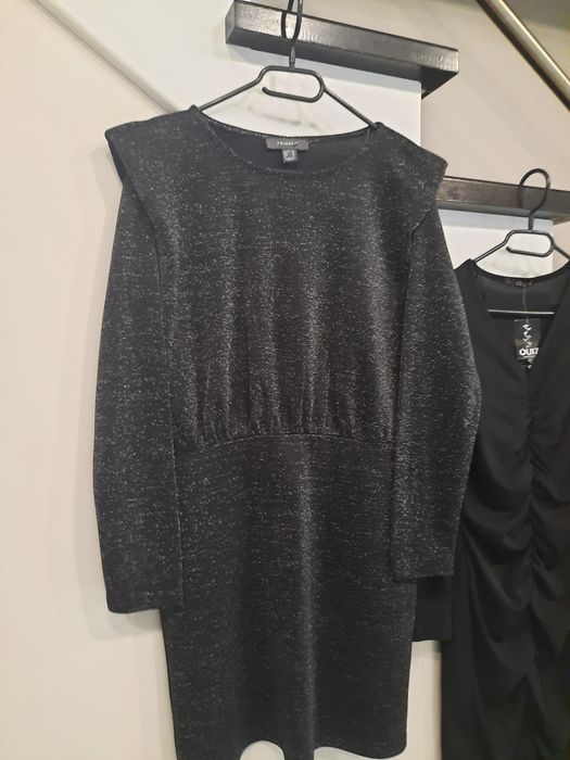 Super sukienka elastyczna i wyszczuplająca czarna z połyskiem