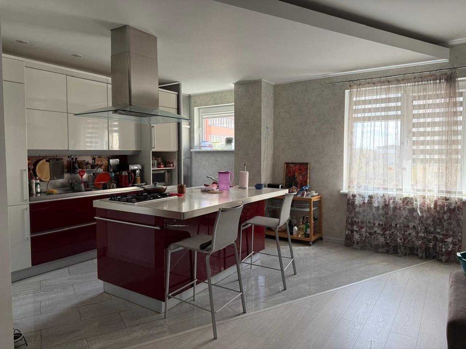 Продам 3к квартиру на  Академіка Чекмарьова 150м