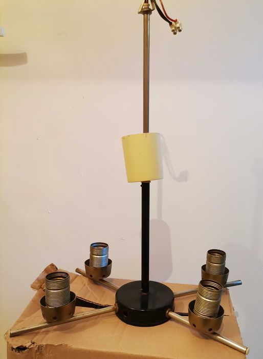 czteroramienny żyrandol z czasów PRL