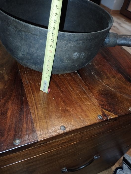 Stary, mega ciężki garnek żeliwny z okrągłym dnem