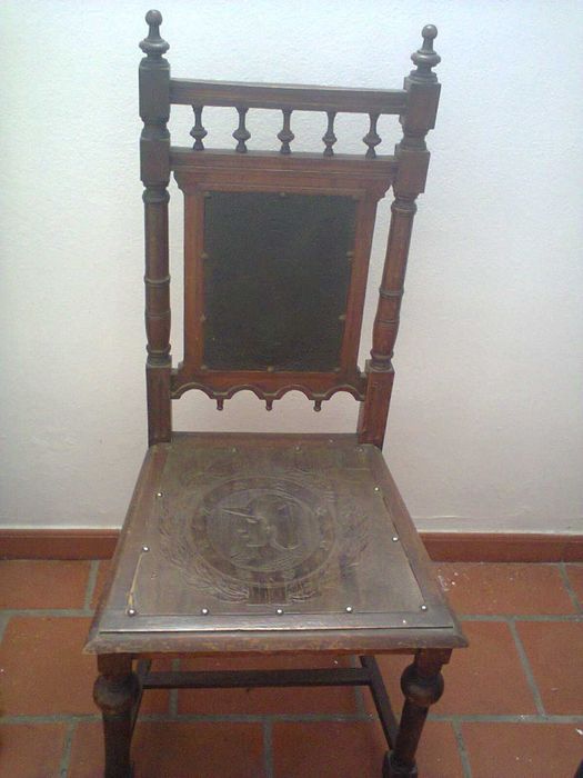 Cadeira com desenhos em relevo