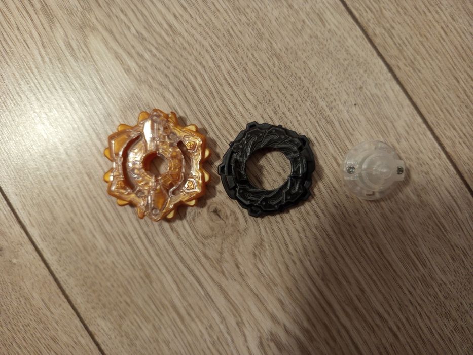 Бейблейд,Деталі та Бейблейди оригінальні , в чудовому стані.ОПИС!!