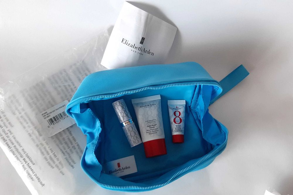 zestaw Elizabeth Arden z kosmetyczką kremy pomadka balsam