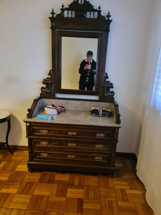 Comoda antiga com tampo