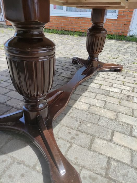 Стіл для вітальні