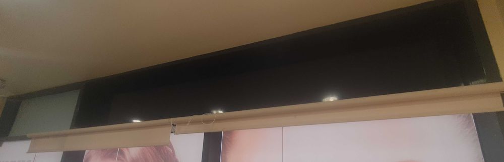 Cortinados rolo bejes ou vermelhos e outros móveis também disponíveis