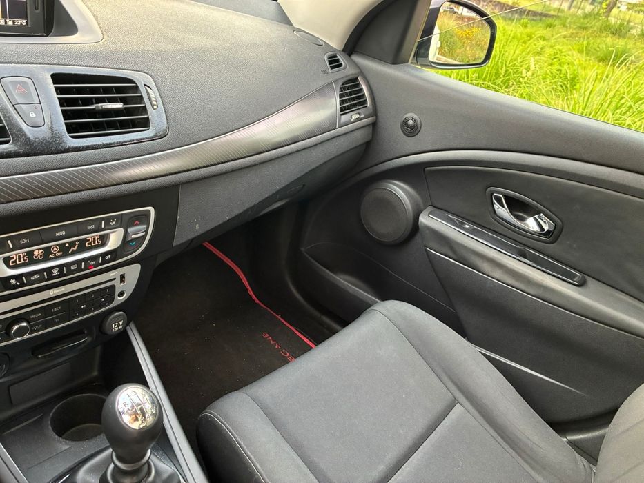 Renault Megane branco em ótimo estado