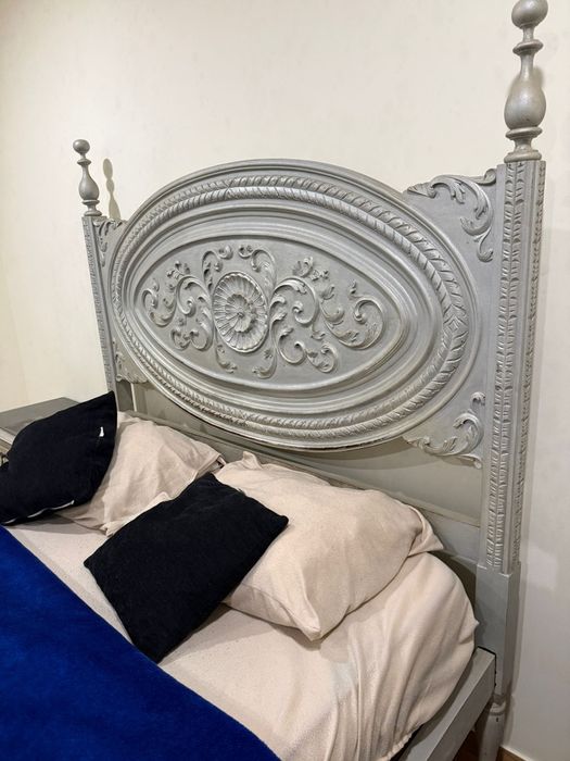 Cama com estrado + 2 Mesinhas