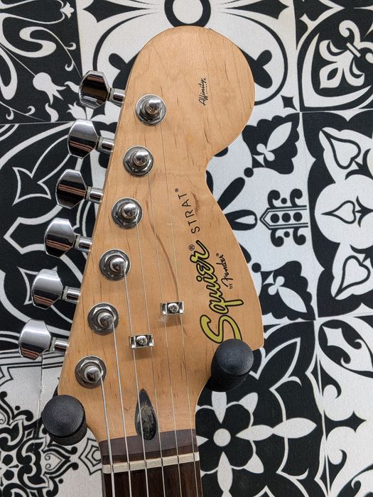 Guitarra eléctrica Fender Squier Stratocaster 2014 restaurada e pronta a tocar