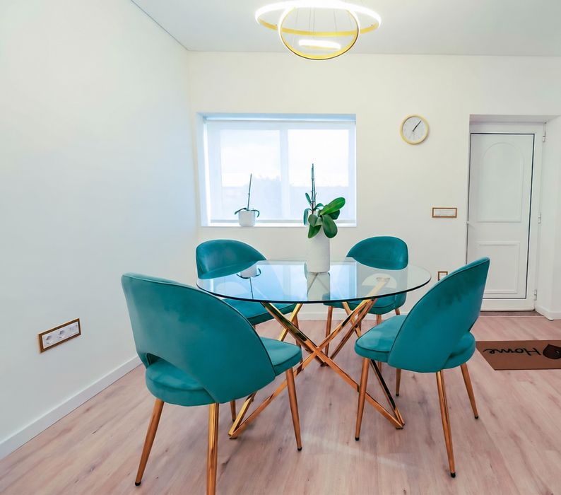 Conjunto mesa de jantar redonda Ø120 dourada + 4 cadeiras turquesa