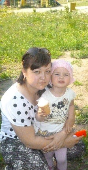 Мама з маленькою донечкою Потребує допомоги.