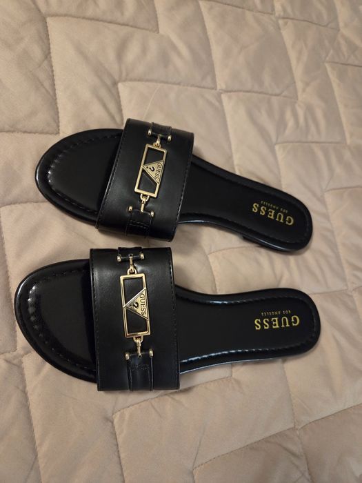 Продам шльопанці  Guess 38 розміру(маломірять)