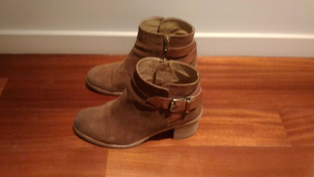 Botas em pele de tamanho 37. Novas.