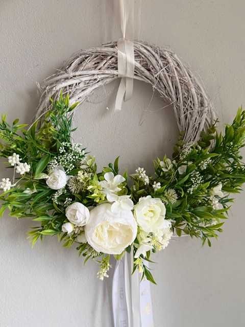 Wianek z białych kwiatów do zawieszenia na Komunię Chrzest Ślub