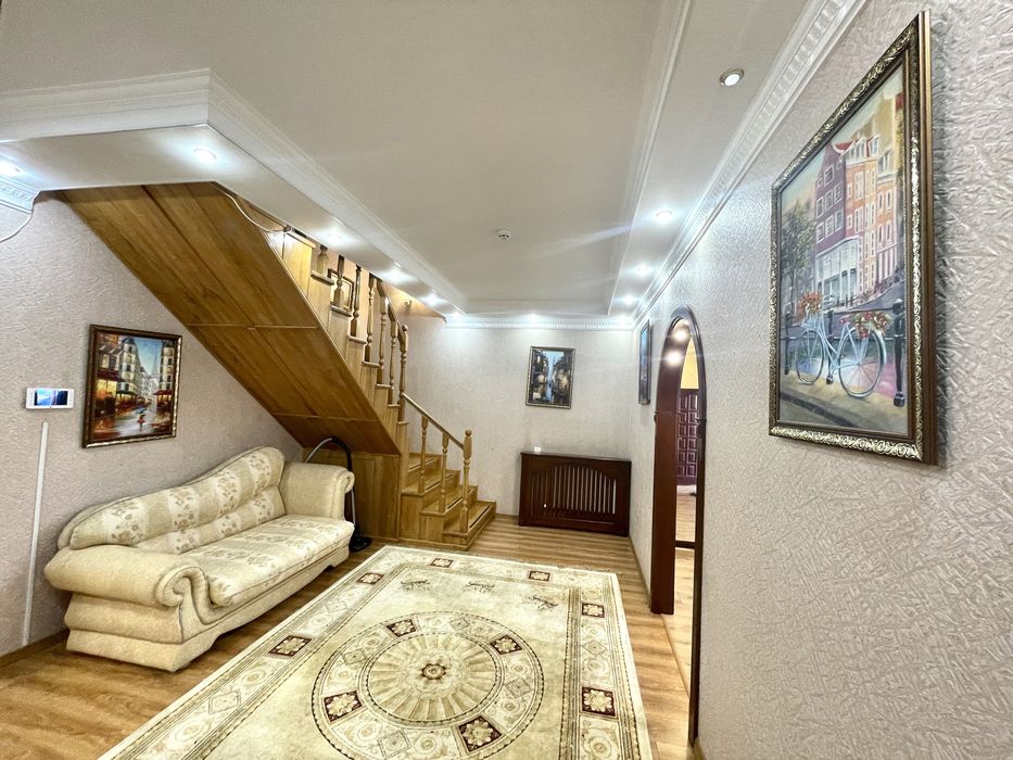 Будинок-герой, бо ж єдиний в своєму роді! 6 кімн. + гостьовий + гараж!