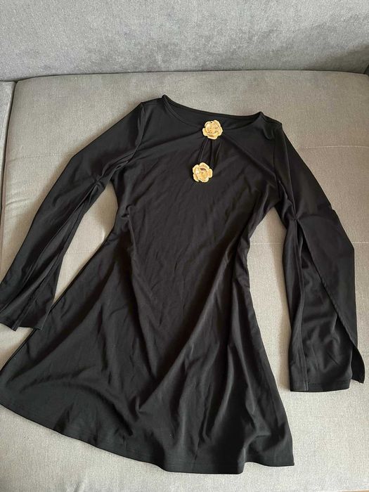 Sukienka wizytowa rozcięte rękawy złote guziki urocza czarna