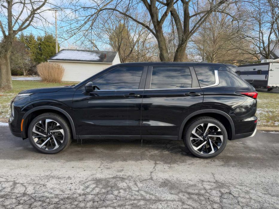 Mitsubishi Outlander      2023