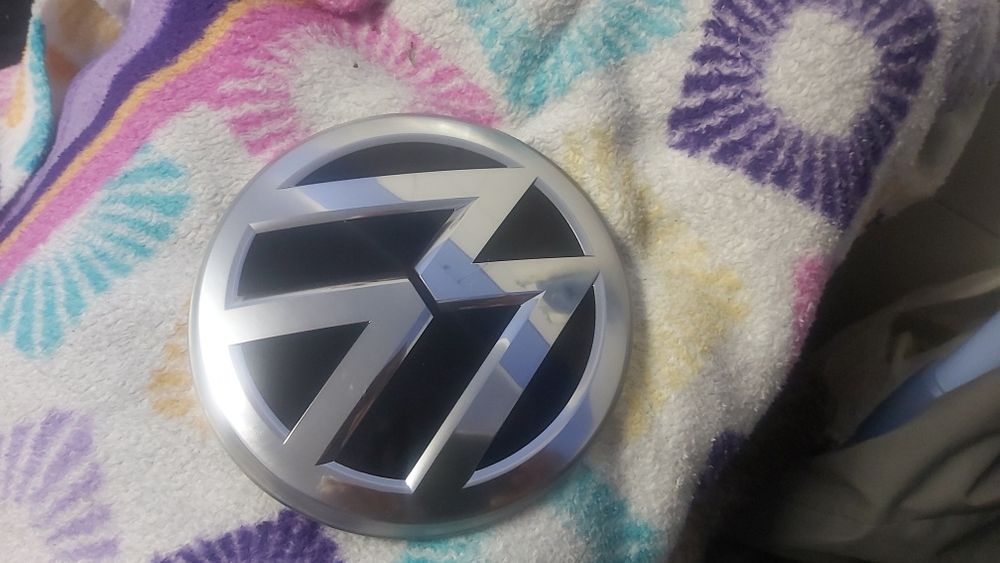 PASSAT  B8  emblem  . Ecra.. unit..