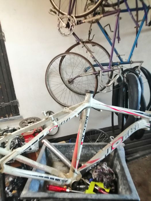 Várias peças de bicicleta