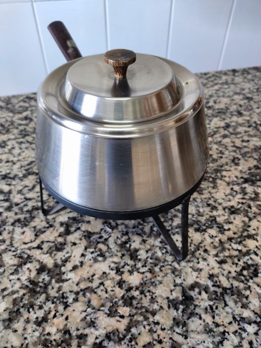 Fondue em inox com pega de Madeira.