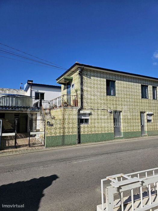 4 Moradias e 2 Espaços Comerciais - Grijó - Vila Nova de Gaia