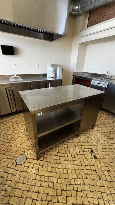 Cozinha Profissional em Inox Completa – Bancadas, Frigoríficos e Extração