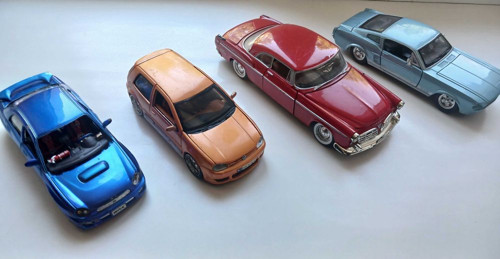 Колекційні моделі машинок 1:24 Maisto Welly