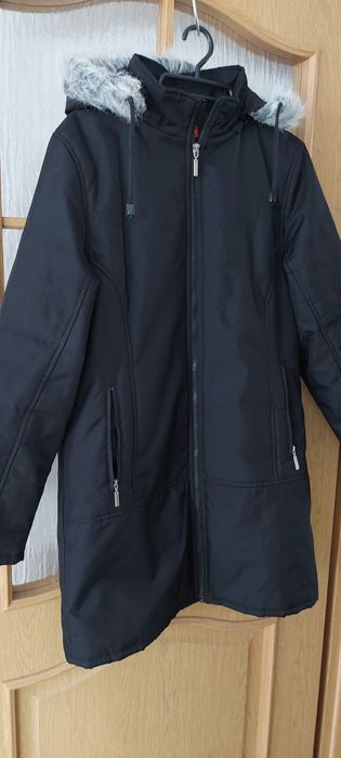 Czarna parka z futerkiem na kapturze kurtka damska