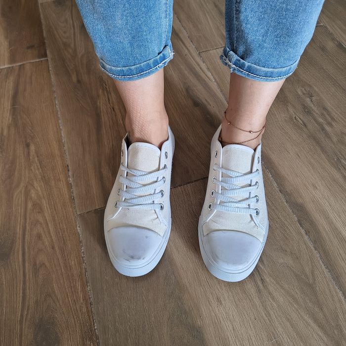 Białe tenisówki trampki