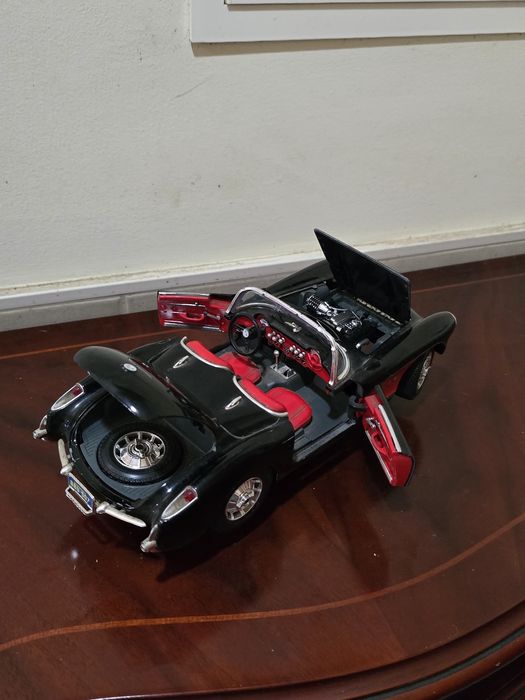 Chevrolet Corvette (1957) 1/18 - Burago (Made in Italy) - Preto/Vermelho