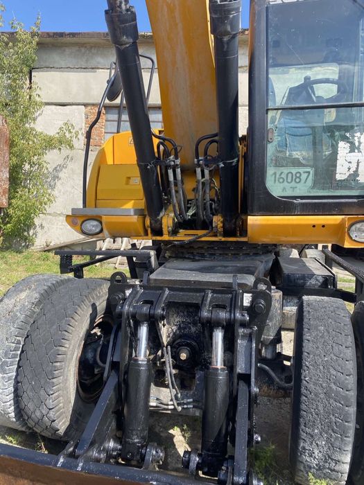 Колісний Екскаватор JCB