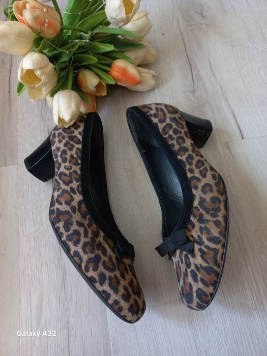 Nowe buty na słupku 39